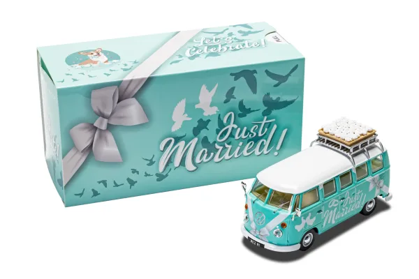 this superb diecast model has been<br>designed as the perfect keepsake and gift for that special newlywed<br>couple. Complete with pristine white ribbon and cooing doves