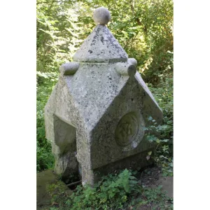 Village Pump <p>Model of a village water pump in a stone structure.<br><br>Offering the modeller an extensive range of building styles from which to choose