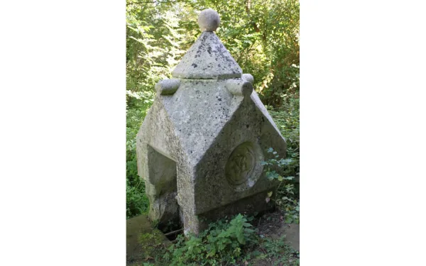 Village Pump <p>Model of a village water pump in a stone structure.<br><br>Offering the modeller an extensive range of building styles from which to choose