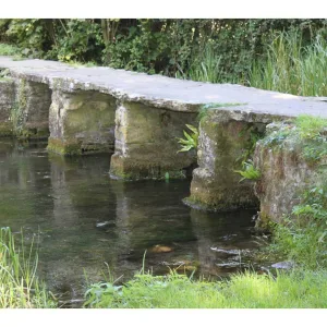 Stone footbridge <p>A detailed scenic model of a stone footbridge as used to cross busy railway lines. Offering the modeler an extensive range of building styles from which to choose