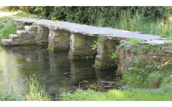 Stone footbridge <p>A detailed scenic model of a stone footbridge as used to cross busy railway lines. Offering the modeler an extensive range of building styles from which to choose