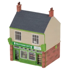 Bottoms Up! Off Licence Add a splash of colour to your railway collection with the Hornby off license model. From the eye-catching green paintwork and brickwork to the inner detailing from outside