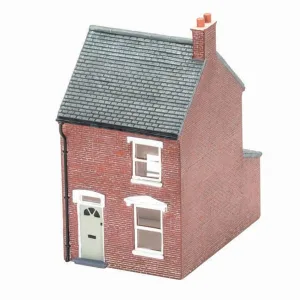 Left Hand Mid-Terraced House Skaledale buildings and accessories bring an atmosphere of life and character to any model railway. The hand crafted and hand decorated poly resin structures can be positioned on a layout without further enhancement. However