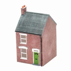 Right Hand Mid-Terraced House Skaledale buildings and accessories bring an atmosphere of life and character to any model railway. The hand crafted and hand decorated poly resin structures can be positioned on a layout without further enhancement. However